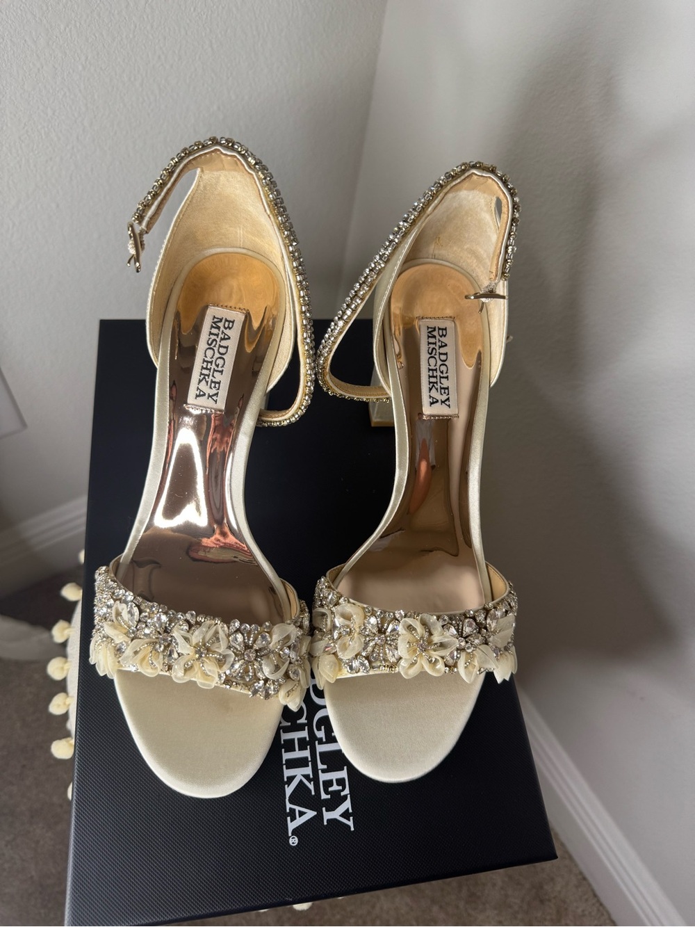 * New In Box * Badgley Mischka Finesse Satin Pumps w/ Crystals Size 7.5 - Picture 7 of 16